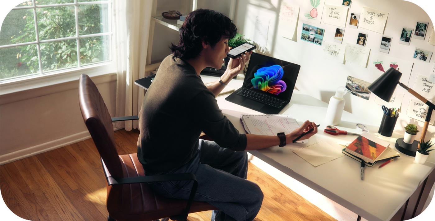 Profesional trabajando desde su estudio de dise&ntilde;o